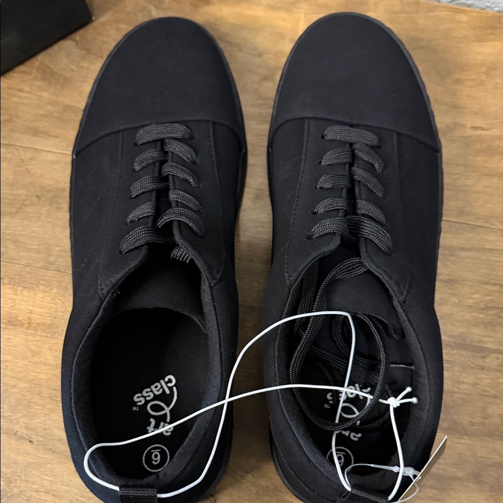 art class  Black Low-Top Lace-Up Sneakers Youth size 6 NEW - Picture 3 of 6